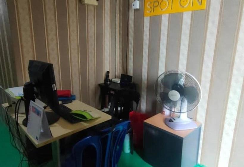 Otel Spot On 89832 Famili Inn Ombak Rindu