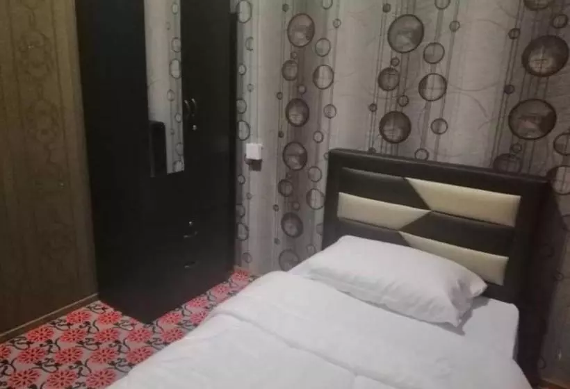 Hotelli Spot On 89832 Famili Inn Ombak Rindu