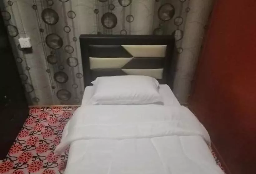 Hotelli Spot On 89832 Famili Inn Ombak Rindu