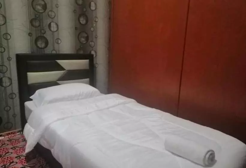 Hotelli Spot On 89832 Famili Inn Ombak Rindu