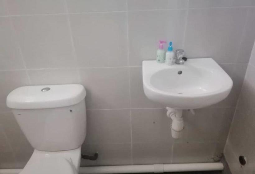 Otel Spot On 89832 Famili Inn Ombak Rindu