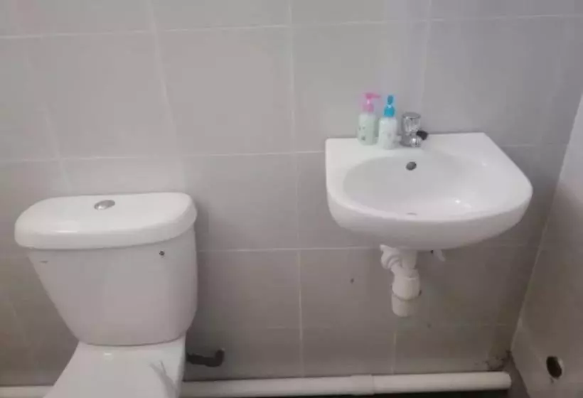 Hotelli Spot On 89832 Famili Inn Ombak Rindu