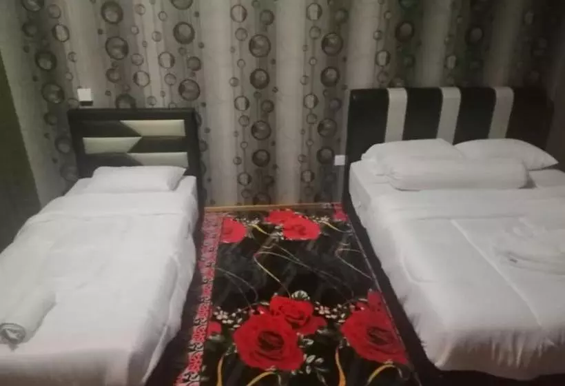 Hotelli Spot On 89832 Famili Inn Ombak Rindu