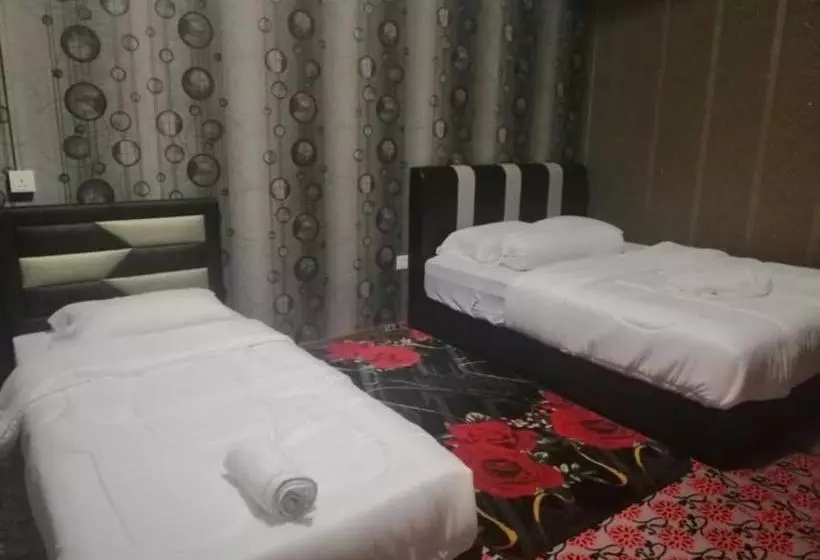 Hotelli Spot On 89832 Famili Inn Ombak Rindu