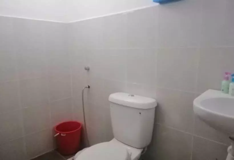 Hotelli Spot On 89832 Famili Inn Ombak Rindu