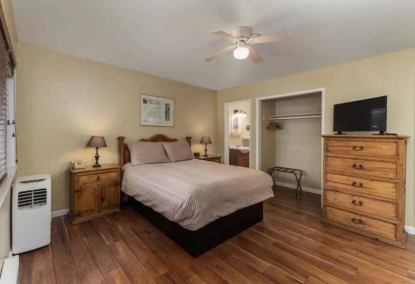 Отель Arnold Meadowmont Lodge