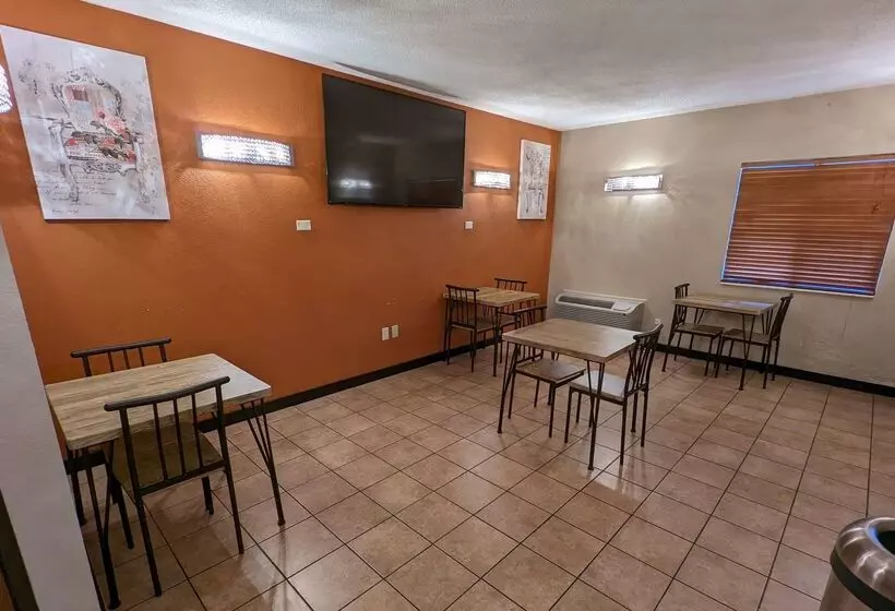 בית מלון כפרי Super 8 By Wyndham Wichita North