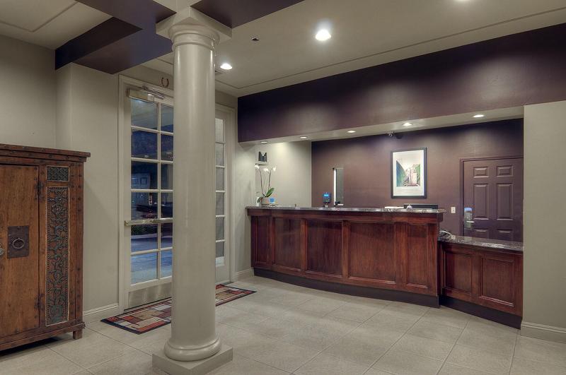 酒店 University Park Inn & Suites