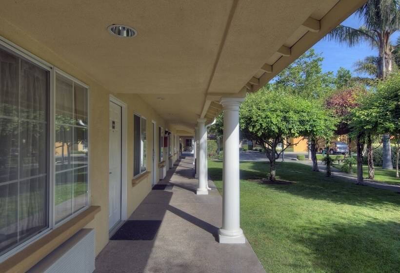 酒店 University Park Inn & Suites