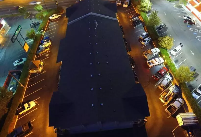 Отель West Bank Inn