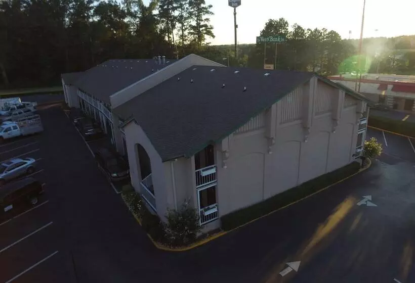 Отель West Bank Inn