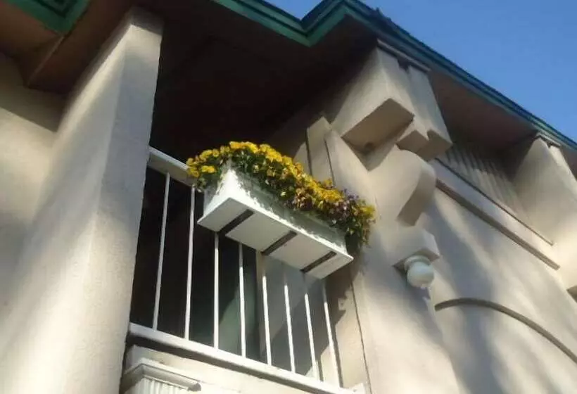 Отель West Bank Inn