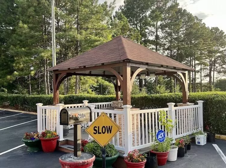 Отель West Bank Inn