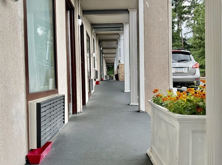 هتل West Bank Inn