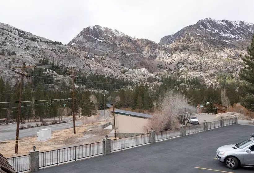 Курорт Whispering Pines