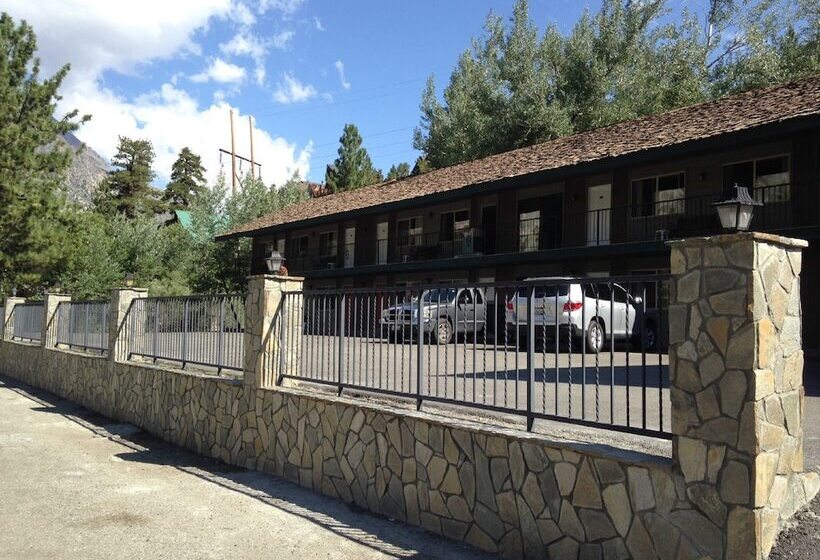 استراحتگاه Whispering Pines