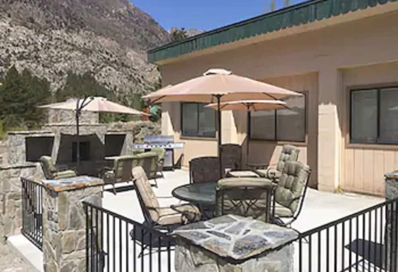 استراحتگاه Whispering Pines