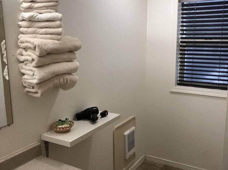 استراحتگاه Whispering Pines