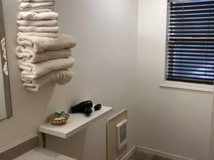 Курорт Whispering Pines