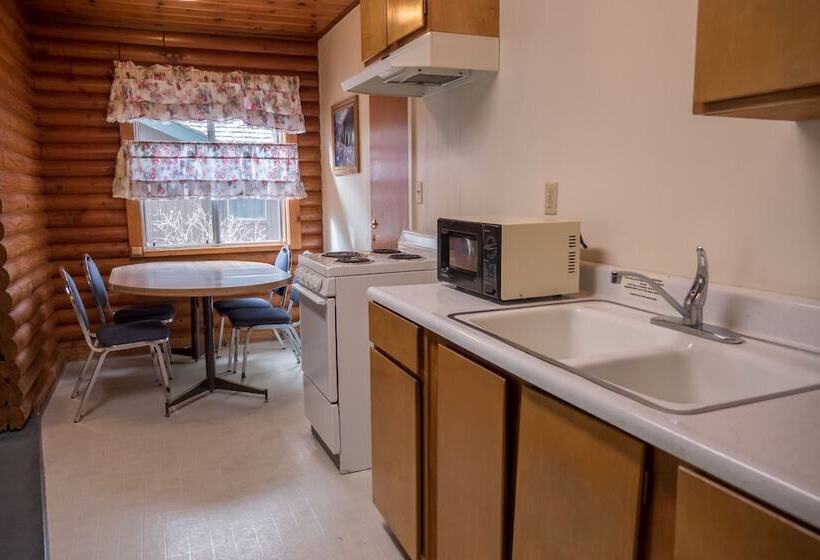 استراحتگاه Whispering Pines