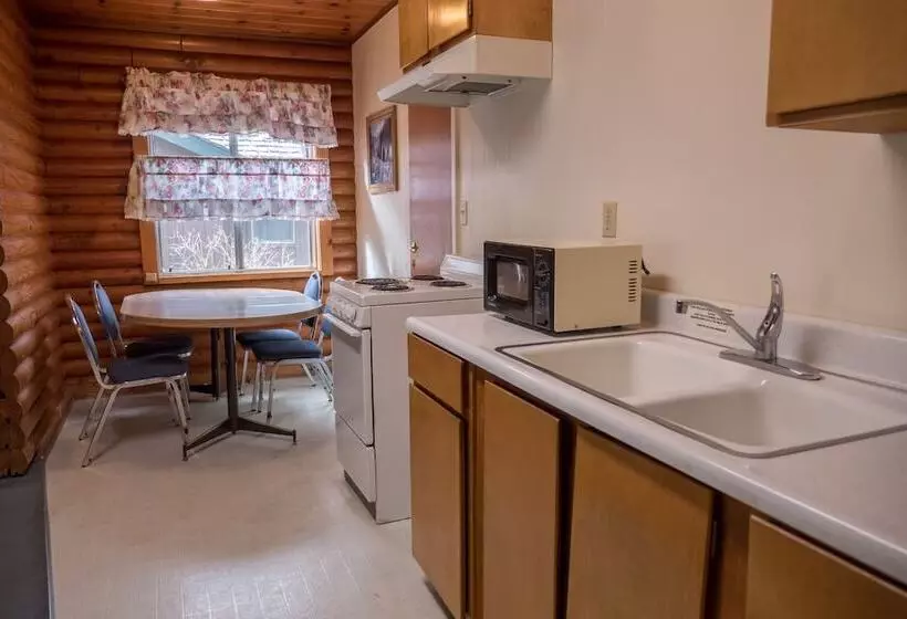 Курорт Whispering Pines