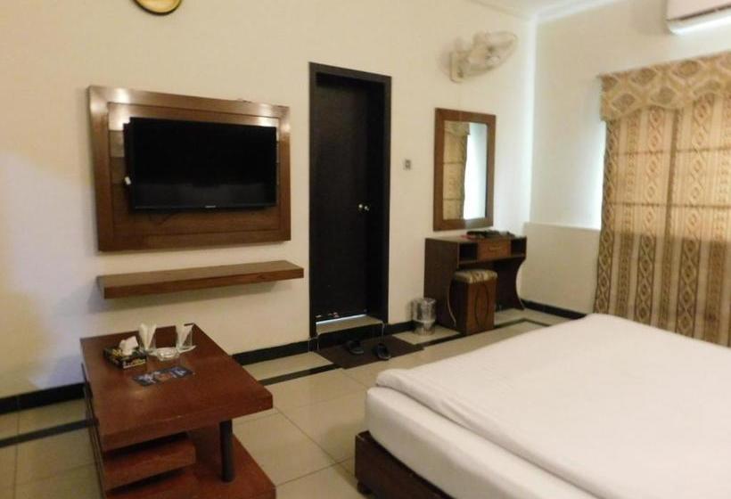 هتل The Grand  Multan