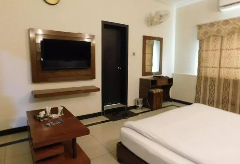 هتل The Grand  Multan