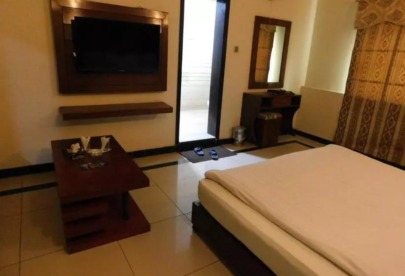 هتل The Grand  Multan