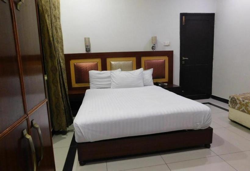 هتل The Grand  Multan