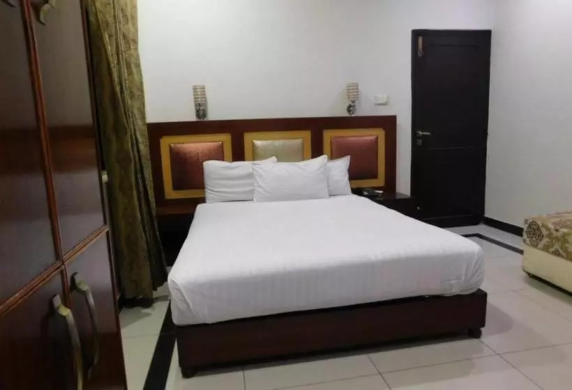 هتل The Grand  Multan