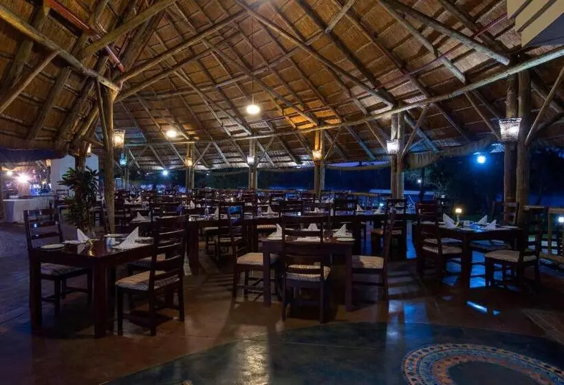 هتل Azambezi River Lodge