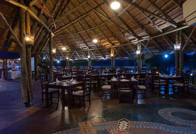 هتل Azambezi River Lodge