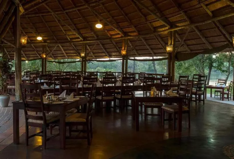 هتل Azambezi River Lodge