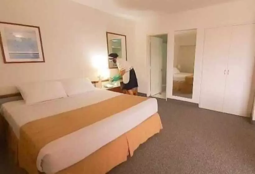 هتل Cristina Suites