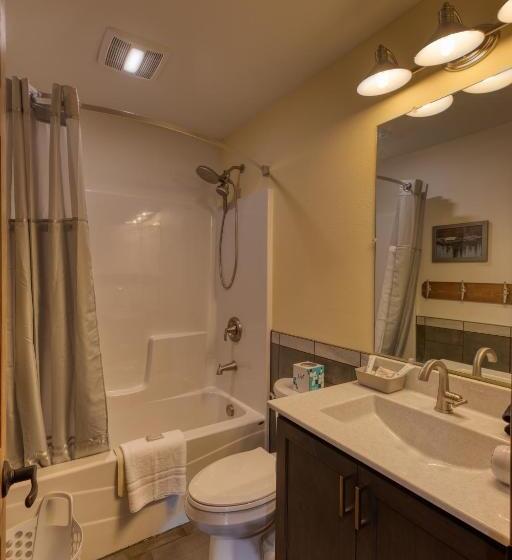 هتل Lewis & Clark Resort