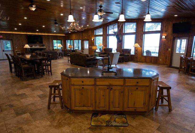 هتل Lewis & Clark Resort