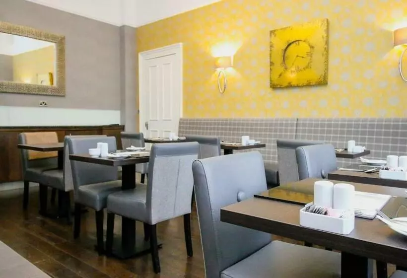 בית מלון כפרי Ambassador