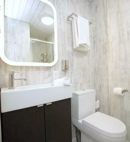 בית מלון כפרי Ambassador