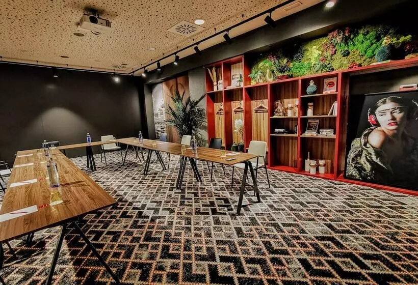 هتل NH Collection Madrid Suecia