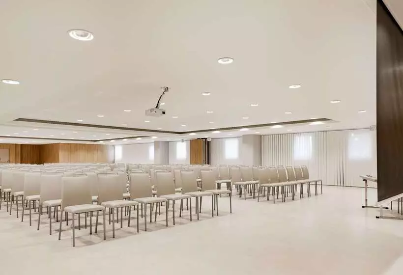 Отель NH Malaga