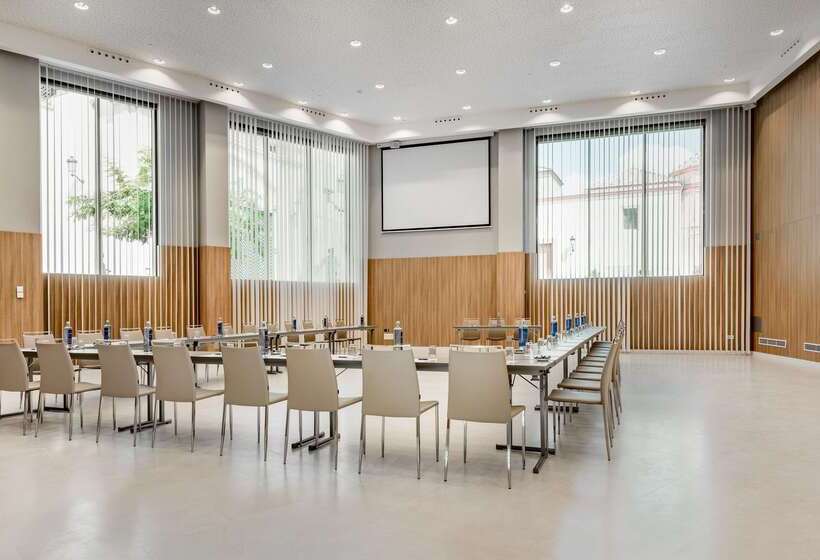 Отель NH Malaga