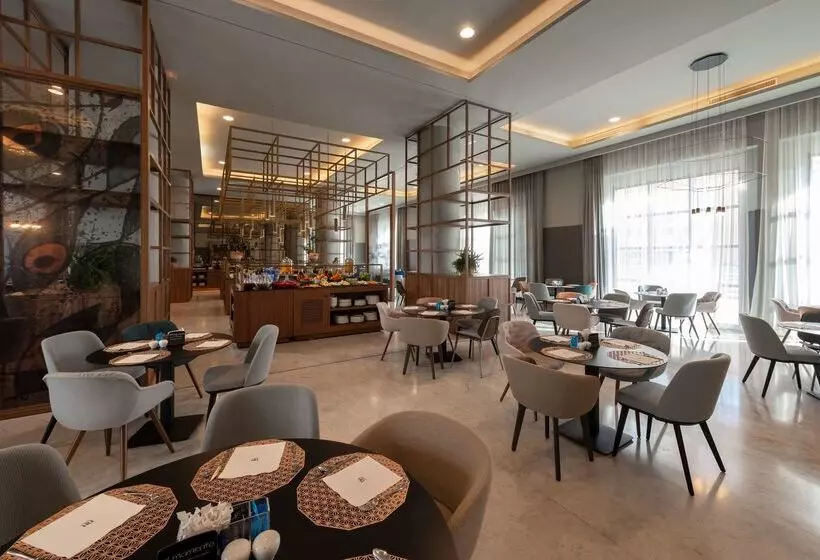 Отель NH Malaga