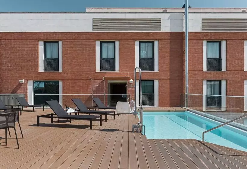 Отель NH Malaga