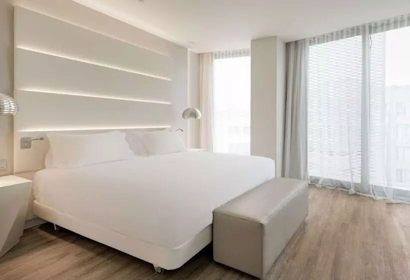 Отель NH Malaga