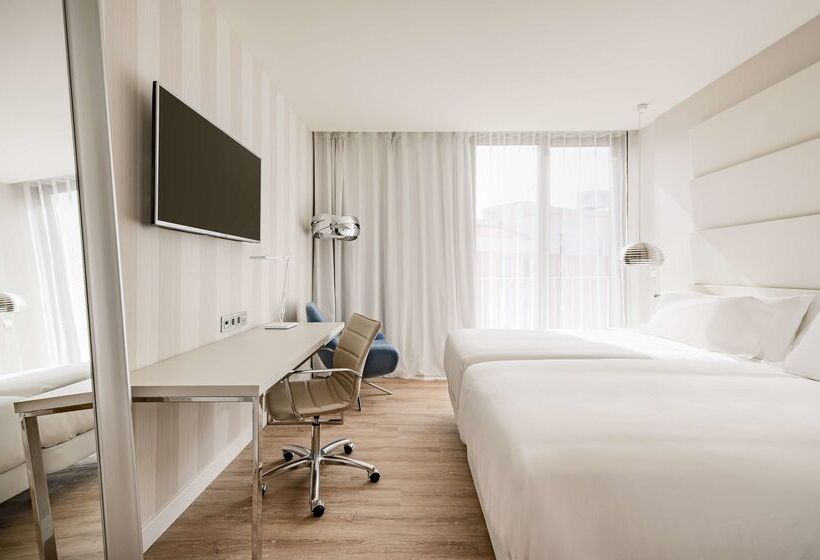 Отель NH Malaga