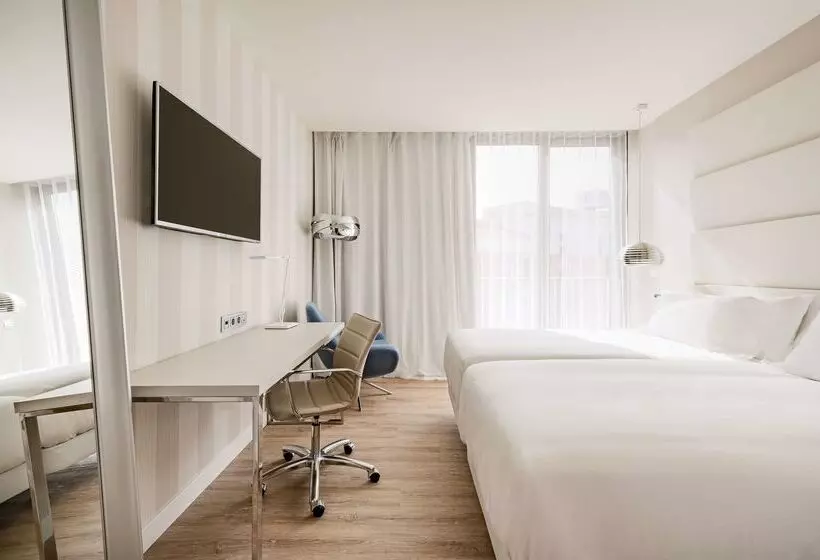 Отель NH Malaga