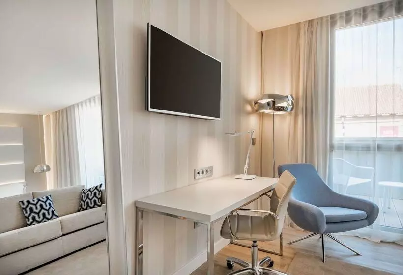 Отель NH Malaga