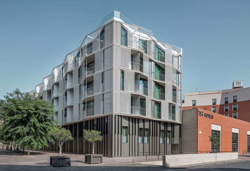 Отель NH Malaga