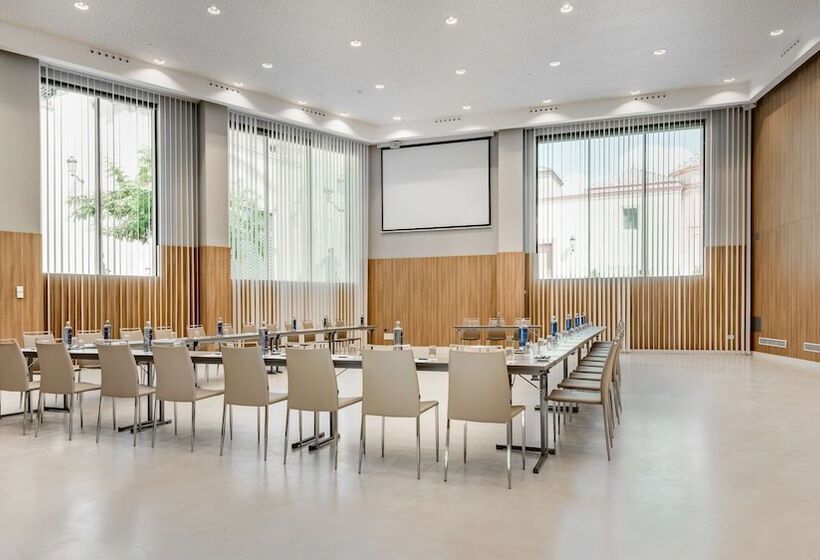 Отель NH Malaga