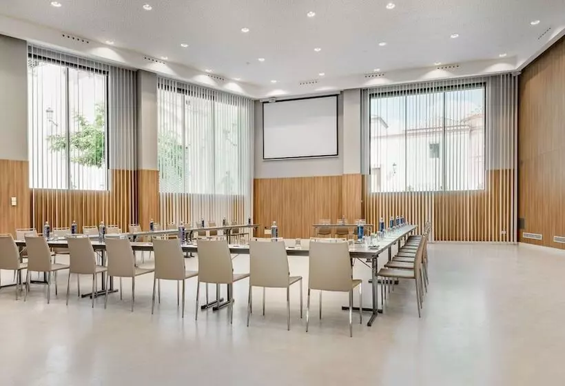 Отель NH Malaga